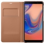 Чехол-книжка Samsung Wallet Cover для Samsung Galaxy A7 2018 (EF-WA750PFEGRU) Gold - фото 3 - Samsung Experience Store — брендовый интернет-магазин